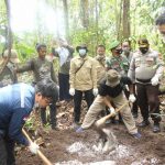 Aparat Kepolisian dan Pihak Hutama Karya Melakukan Penanaman Pakan Gajah Di Pinggiran Tol Sumatera